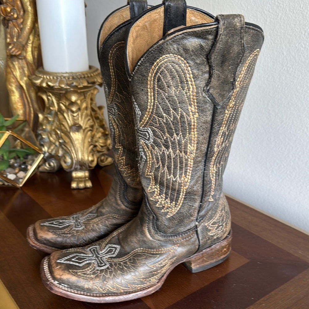 Corral Brown Decor with Intricate Wing Design Big Girls size 4